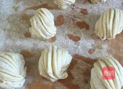 Illustration of how to make salt and pepper rolls 13