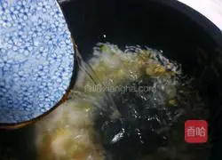 Illustration of how to make mung bean and lily porridge 5