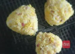 Golden Triangle Rice Ball Recipe Illustration 6