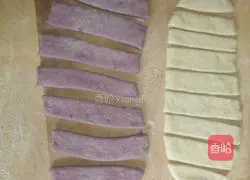 Illustration of how to make two-color flower rolls 8