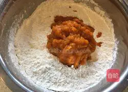 Illustration of how to make two-color flower rolls 4