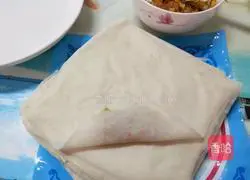 Illustration of how to make three fresh vegetarian spring rolls 9