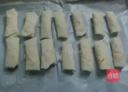 Illustration of how to make fried puff pastry spring rolls 3