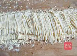 Illustration of how to make braised beans and noodles in iron pot 3