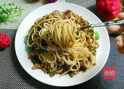 Illustration of how to make diced pork and mint cold noodles 12