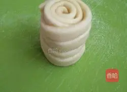 Illustration of how to make pansi flower roll 11