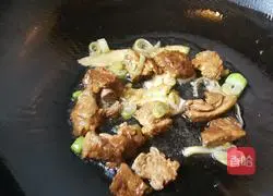 Illustration of how to make pork ribs, corn and radish claypot rice 9