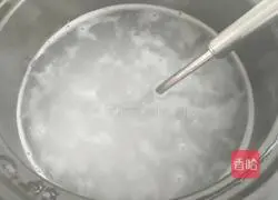 Illustration of how to make lychee, red dates, yam and wolfberry porridge 7