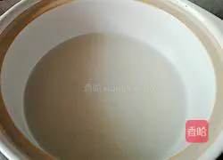 Illustration of how to make spareribs claypot rice 3