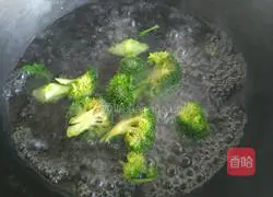 Illustration of how to make Christmas snowman rice balls 9