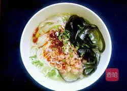 Illustration of how to scald rice noodles 8