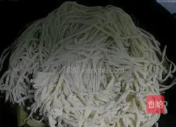 Illustration of how to make braised potato and green beans noodles 7