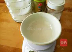 Illustration of how to make red sausage rice balls 1