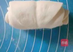 Illustration of how to make rose rolls 10