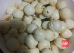 Illustration of how to make peanut and lotus seed paste 1