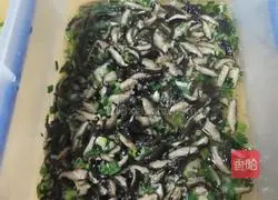 Illustration of how to make shredded chicken spring rolls 3