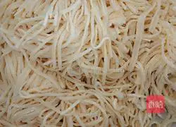 Illustration of how to cook noodles in an iron pot 2