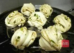 Illustration of how to make salt and pepper rolls 15