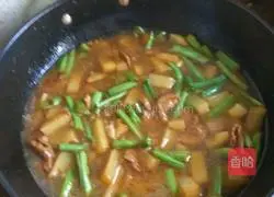 Illustration of how to braise noodles in iron pot 5