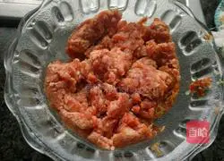 Illustration of how to make spring rolls stuffed with shepherd's purse 3