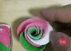 Illustration of how to make rose rolls 4