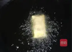 Illustration of how to make fried banana spring rolls 7