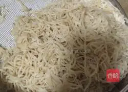 Illustration of traditional home-style braised noodles 3