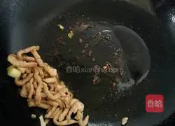 Illustration of how to make pickled cabbage and shredded pork rice noodles 3