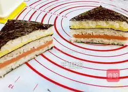 Illustration of making triangular rice balls 16