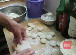 Illustration of how to make celery and meat pot stickers 19