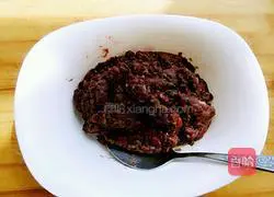 Illustration of making spring rolls with bean paste 2