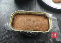 Illustration of how to make luncheon meat rice balls 9