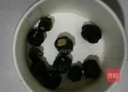 Illustration of how to make longan, lotus seed and eight-treasure porridge 3