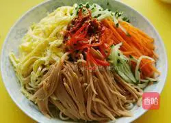 Illustration of how to make sesame sauce colorful cold noodles 9