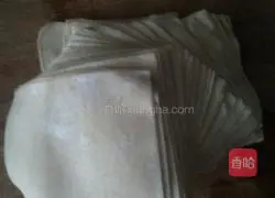 Illustration of how to make pork and shrimp pot stickers 9