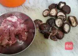 Illustration of how to make rice noodles across the bridge 1