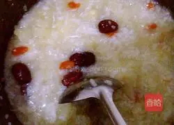 Illustration of making glutinous rice, white fungus and lotus seed porridge 6