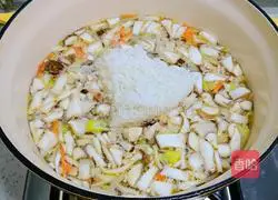 Illustration of how to make mushroom and chicken porridge 4