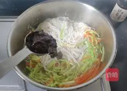 Illustration of how to make fried vegetarian rice noodles 9