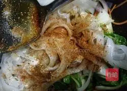 Fried rice noodles with bacon Practice illustration 9