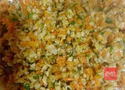 Illustration of how to make meat-filled carrot rolls 6