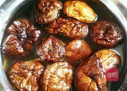 Illustration of braised rice with mushrooms and pork belly 1