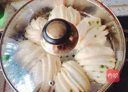 Illustration of how to make fragrant flower rolls 7