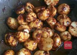 Illustration of how to make braised rice noodles with small potatoes 4