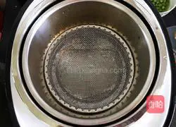 Illustration of how to make braised rice with king oyster mushroom and sausage 2