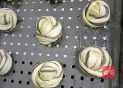 Illustration of how to make three-color flower rolls 8