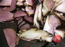 Illustration of how to make braised rice with sour beans and bacon 2