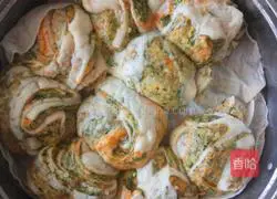 Illustration of how to make three-color flower rolls with braised vegetables 13