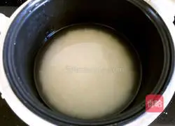 Illustration of how to make cranberry rice balls 1