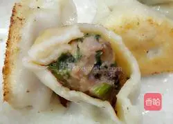 Illustration of how to make pot stickers stuffed with pork and chives 17
